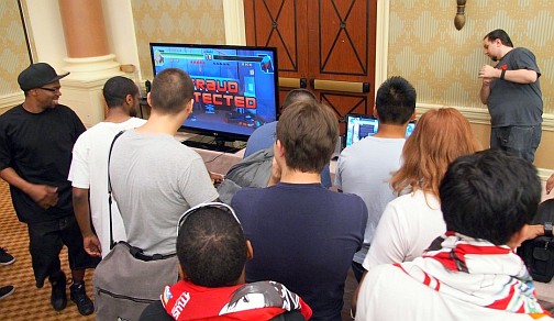 ���������꡼ No.001�Υ���ͥ������ / ��EVO2012�ϳ�Ʈ�������ѡȥ�С��쥹�ɥ���ȥ������Hit Box�פγ�ȯ�ԡ�Dustin Huffer��˥ߥ˥��󥿥ӥ塼