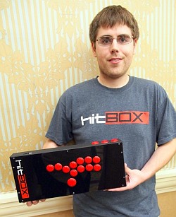 ���������꡼ No.002�Υ���ͥ������ / ��EVO2012�ϳ�Ʈ�������ѡȥ�С��쥹�ɥ���ȥ������Hit Box�פγ�ȯ�ԡ�Dustin Huffer��˥ߥ˥��󥿥ӥ塼