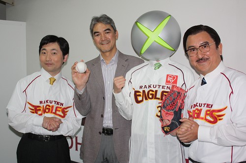 画像ギャラリー No.008のサムネイル画像 / 「Xbox 特命課」がマウンドに立つ。楽天対巨人戦にて「Xboxナイター」を実施