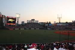 画像ギャラリー No.010のサムネイル画像 / 「Xbox 特命課」がマウンドに立つ。楽天対巨人戦にて「Xboxナイター」を実施