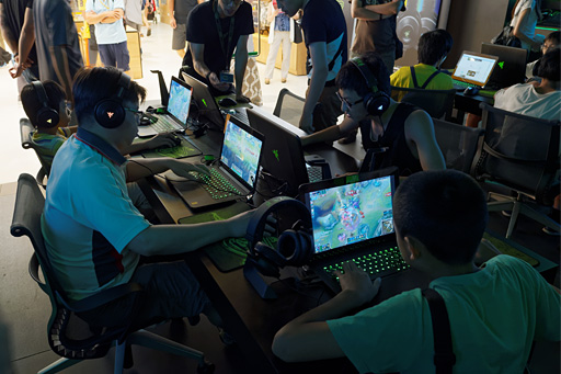 ���������꡼ No.012�Υ���ͥ������ / ��COMPUTEX�Ϥޤ����θ����Ƥ�餤�������顤�����ơ����ʤ��ס�Razer��Υꥢ��Ź�ޡ�RazerStore Taipei�פ򸫤Ƥ���