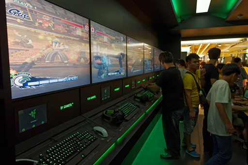 ���������꡼ No.013�Υ���ͥ������ / ��COMPUTEX�Ϥޤ����θ����Ƥ�餤�������顤�����ơ����ʤ��ס�Razer��Υꥢ��Ź�ޡ�RazerStore Taipei�פ򸫤Ƥ���