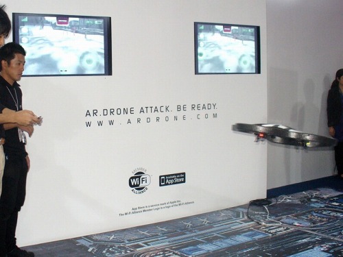 ���������꡼ No.034�Υ���ͥ������ / ��TGS 2010��iPhone/iPad�����ʡ��Υ�ݡ��Ȥ�Ǻܡ�iPhone���Τ����Ǥ���4�㼰�Υ饸����إꥳ�ץ�����AR.Drone�פ�ץ쥤���֥�Ÿ����