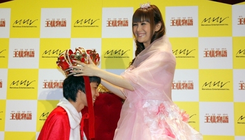 画像ギャラリー No.014のサムネイル画像 / 意外とお似合い? 貧乏な王様と美しいお姫様(椿姫彩菜さん)が登場した,「王様物語」王様即位式をレポート