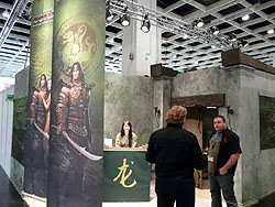 ���������꡼ No.002�Υ���ͥ������ / ��Gamescom�ϡ�Age of Conan: Rise of the Godslayer�פϡ�����������Ȥ�Ÿ������ե��������Ʊ�Τι���˻���