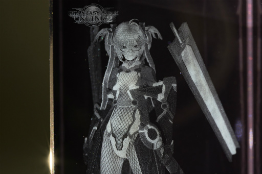 画像集 No.044のサムネイル画像 / 「PSO2」のマイキャラクターが(物理的に)目の前に出現。さっそく「マイキャラ3Dクリスタルフィギュア」を仔細に確認してみた