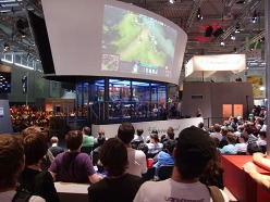 ���������꡼ No.005�Υ���ͥ������ / ��Gamescom�Ͼ޶�����100���ɥ롪��Defense of the Ancients 2�פΥȡ��ʥ��Ȥ������档YouTube�ǥХȥ���ͻҤ�����å����褦