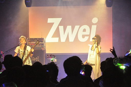 画像ギャラリー No.003のサムネイル画像 / 「ROBOTICS;NOTES」の発売記念ライブで,Zweiが「拡張プレイス」など全8曲を熱唱。志倉千代丸氏による制作エピソードの披露も