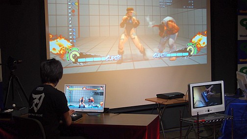 画像ギャラリー No.002のサムネイル画像 / WonderGOOにプロゲーマーがやってきた。思いがけないサプライズに会場が沸いた「HORIスティックイベント sako special 2013〜春〜」レポート