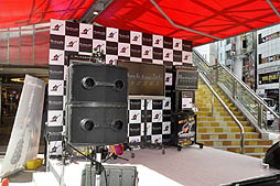 画像ギャラリー No.001のサムネイル画像 / 大地さんのエアギターに大勢のファンが大熱狂。渋谷109で行われた「ロックスミス」のステージイベントをレポート