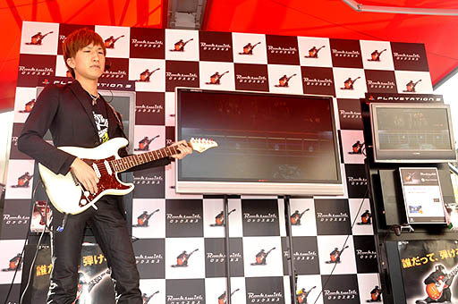 画像ギャラリー No.002のサムネイル画像 / 大地さんのエアギターに大勢のファンが大熱狂。渋谷109で行われた「ロックスミス」のステージイベントをレポート