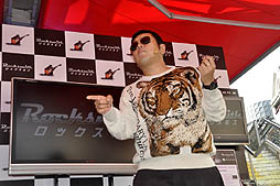 画像ギャラリー No.004のサムネイル画像 / 大地さんのエアギターに大勢のファンが大熱狂。渋谷109で行われた「ロックスミス」のステージイベントをレポート