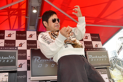 画像ギャラリー No.005のサムネイル画像 / 大地さんのエアギターに大勢のファンが大熱狂。渋谷109で行われた「ロックスミス」のステージイベントをレポート