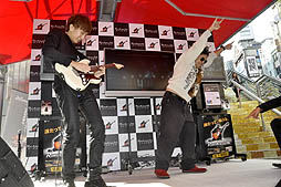 画像ギャラリー No.009のサムネイル画像 / 大地さんのエアギターに大勢のファンが大熱狂。渋谷109で行われた「ロックスミス」のステージイベントをレポート