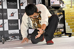 画像ギャラリー No.010のサムネイル画像 / 大地さんのエアギターに大勢のファンが大熱狂。渋谷109で行われた「ロックスミス」のステージイベントをレポート