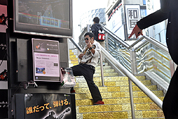 画像ギャラリー No.012のサムネイル画像 / 大地さんのエアギターに大勢のファンが大熱狂。渋谷109で行われた「ロックスミス」のステージイベントをレポート