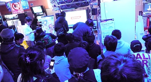 画像ギャラリー No.004のサムネイル画像 / BEMANIシリーズ最新作「beatmania IIDX 20 tricoro」のロケテストが本日開始。会場で見かけたL.E.D.氏と猫叉Master氏へのミニインタビューを掲載