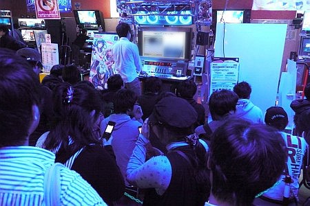 画像ギャラリー No.008のサムネイル画像 / BEMANIシリーズ最新作「beatmania IIDX 20 tricoro」のロケテストが本日開始。会場で見かけたL.E.D.氏と猫叉Master氏へのミニインタビューを掲載