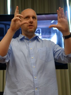 ���������꡼ No.001�Υ���ͥ������ / ��gamescom�ϡ�BEYOND: Two Souls�פ���ͥץ쥤����ǽ�ǡ����ޥۤ䥿�֥�åȤ򥳥�ȥ���������ˤǤ��롣David Cage��Υץ쥼���ݡ���