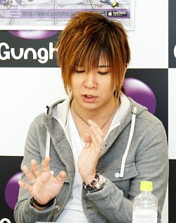 ������#021�Υ���ͥ���/�֥ǥ��Х��󥲡��ȡ�1��ǯ��ǰ���󥿥ӥ塼������1ǯ�֤�ư���Ⱥ����Ÿ���ˤĤ��ơ�������ǥ��쥯������4̾�α��ĳ�ȯ�����åդ�ľ��