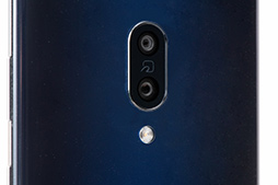 画像ギャラリー No.011のサムネイル画像 / 重量約141gのスマートフォン「AQUOS zero2」が発売。軽いだけでなくゲーム用機能も完備したゲーマー向け端末の完成形