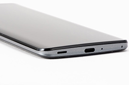 画像ギャラリー No.012のサムネイル画像 / 重量約141gのスマートフォン「AQUOS zero2」が発売。軽いだけでなくゲーム用機能も完備したゲーマー向け端末の完成形