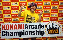 画像ギャラリー No.011のサムネイル画像 / 「KONAMI Arcade Championship 2012」2日目の模様をレポート。“三連覇”や海外勢の活躍に会場はヒートアップ