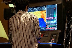 画像ギャラリー No.018のサムネイル画像 / 「KONAMI Arcade Championship 2012」2日目の模様をレポート。“三連覇”や海外勢の活躍に会場はヒートアップ