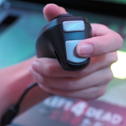 ������#013�Υ���ͥ���/���ҹ������äƴ����Ԥˤ��餱���ʤ���AC�ǡ�LEFT 4 DEAD -��¸�Ԥ���-�ץ����ƥ��ȥ�ݡ��ȡ���ϩ�ץ��ǥ塼�����ؤΥߥ˥��󥿥ӥ塼��