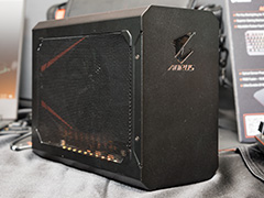 ��COMPUTEX�ϲ��Ū�ʥ����ǥ����ʡ�����Ȥ�����ž�ݡ� GIGABYTE�Ρ֥���ե��å�����������ܺѤ߳��դ�����ե��å����ܥå�����