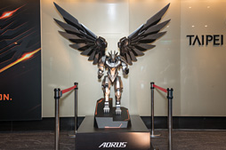 ���������꡼ No.002�Υ���ͥ������ / ��COMPUTEX�ϲ��Ū�ʥ����ǥ����ʡ�����Ȥ�����ž�ݡ� GIGABYTE�Ρ֥���ե��å�����������ܺѤ߳��դ�����ե��å����ܥå�����