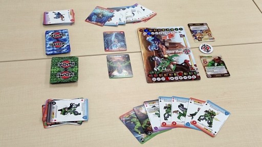 画像ギャラリー No.005のサムネイル画像 / 「あんぷらぐど☆げーまーず」第6回:複雑だがアツイ心理戦が楽しめる,海外発の本格“対戦格闘”カードゲーム「Yomi」