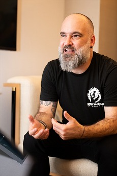 ���������꡼ No.005�Υ���ͥ������ / �Υ��󥿥ӥ塼�Ϻ�����4X���ȥ�ƥ�����Stellaris�פ�ͷ�֤ˤϡ� Paradox�γ�ȯ�Ԥ˺ǿ�DLC��Shadows of the Shroud�פ��äȰ���ʹ���Ƥߤ�