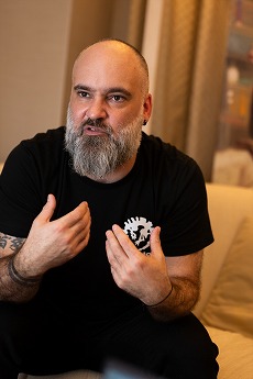 ���������꡼ No.010�Υ���ͥ������ / �Υ��󥿥ӥ塼�Ϻ�����4X���ȥ�ƥ�����Stellaris�פ�ͷ�֤ˤϡ� Paradox�γ�ȯ�Ԥ˺ǿ�DLC��Shadows of the Shroud�פ��äȰ���ʹ���Ƥߤ�