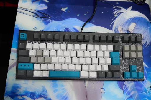 ���������꡼ No.004�Υ���ͥ������ / ��REALFORCE GX1�פΥ���ܥ�ǥ뤬��Ÿ�档VTuberǭ���Ȥ��������ǥ�ȡ�������ॳ���4���ʤ�����å����Ƥ�����TGS2025��