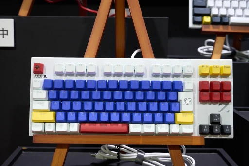 ���������꡼ No.006�Υ���ͥ������ / ��REALFORCE GX1�פΥ���ܥ�ǥ뤬��Ÿ�档VTuberǭ���Ȥ��������ǥ�ȡ�������ॳ���4���ʤ�����å����Ƥ�����TGS2025��