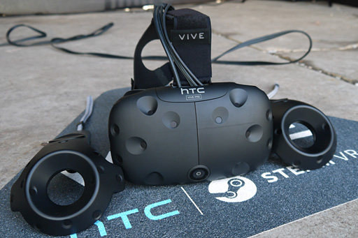 ���������꡼ No.002�Υ���ͥ������ / ��CES 2016��HTC����������2�Ĥ�γ�ȯ���åȡ�Vive Pre�ס���¢�����ȥ����ϰ���������Τ��ᡩ ʣ���Υǥ�ǻ�Ƥ���