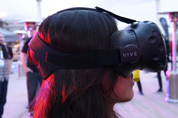 ���������꡼ No.006�Υ���ͥ������ / ��CES 2016��HTC����������2�Ĥ�γ�ȯ���åȡ�Vive Pre�ס���¢�����ȥ����ϰ���������Τ��ᡩ ʣ���Υǥ�ǻ�Ƥ���