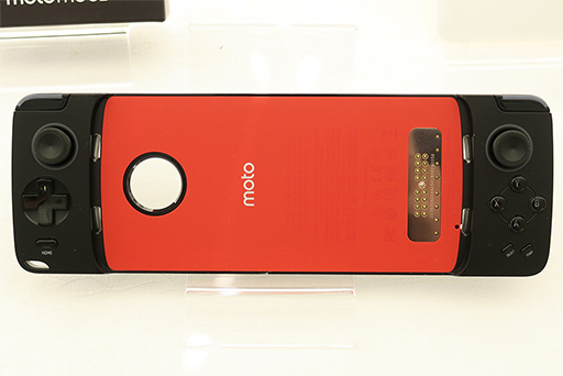 画像ギャラリー No.003のサムネイル画像 / Motorola,デュアルレンズ搭載の新型スマートフォン「Moto X4」を発売。「Moto Mods」の新作となるゲームパッドも