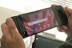 画像ギャラリー No.011のサムネイル画像 / Motorola,デュアルレンズ搭載の新型スマートフォン「Moto X4」を発売。「Moto Mods」の新作となるゲームパッドも