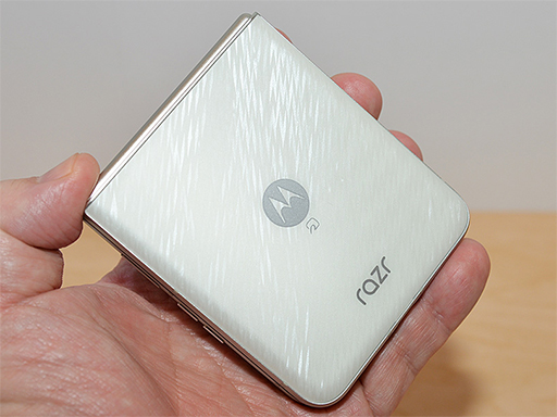 画像ギャラリー No.002のサムネイル画像 / 写真で見る「motorola razr 60」。手ごろな価格のミドルクラス市場向け折りたたみスマートフォン