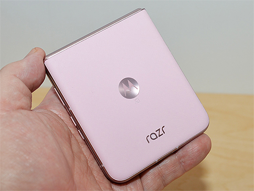画像ギャラリー No.003のサムネイル画像 / 写真で見る「motorola razr 60」。手ごろな価格のミドルクラス市場向け折りたたみスマートフォン