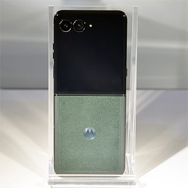 画像ギャラリー No.016のサムネイル画像 / 写真で見る「motorola razr 60」。手ごろな価格のミドルクラス市場向け折りたたみスマートフォン
