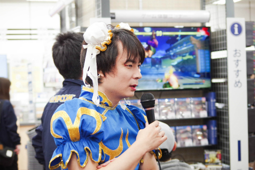 画像ギャラリー No.005のサムネイル画像 / 「ストリートファイターV アーケードエディション」の発売記念イベントが開催。ときどさんとマゴさんが,本気の戦いを繰り広げた