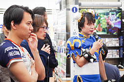 画像ギャラリー No.008のサムネイル画像 / 「ストリートファイターV アーケードエディション」の発売記念イベントが開催。ときどさんとマゴさんが,本気の戦いを繰り広げた