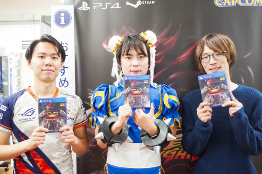 画像ギャラリー No.018のサムネイル画像 / 「ストリートファイターV アーケードエディション」の発売記念イベントが開催。ときどさんとマゴさんが,本気の戦いを繰り広げた