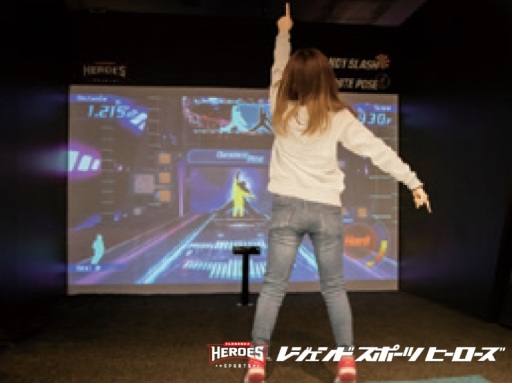 画像ギャラリー No.002のサムネイル画像 / アーケード用のポージングアクション「ダイナマイトポーズ」が商業施設向けに販売開始