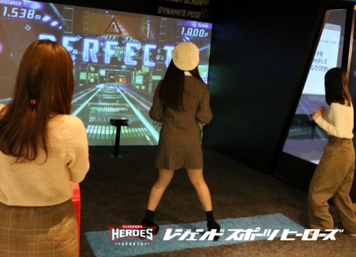 画像ギャラリー No.003のサムネイル画像 / アーケード用のポージングアクション「ダイナマイトポーズ」が商業施設向けに販売開始