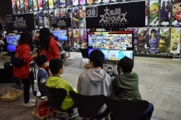 画像集 No.020のサムネイル画像 / 任天堂のゲーム大会イベント「Nintendo Live 2018」が本日開幕。当日参加が可能な対戦企画や新作体験会などのイベント情報を現地からお届け