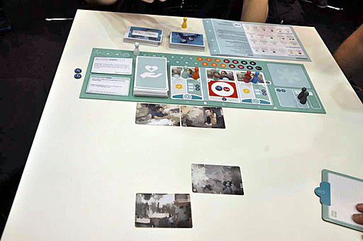 画像ギャラリー No.006のサムネイル画像 / 「患者はBilly Kerr,男性,60歳。心臓発作で重態です」から始まる医療ドラマ。協力型ボードゲーム「Holding On: The Troubled Life of Billy Kerr」をレポート